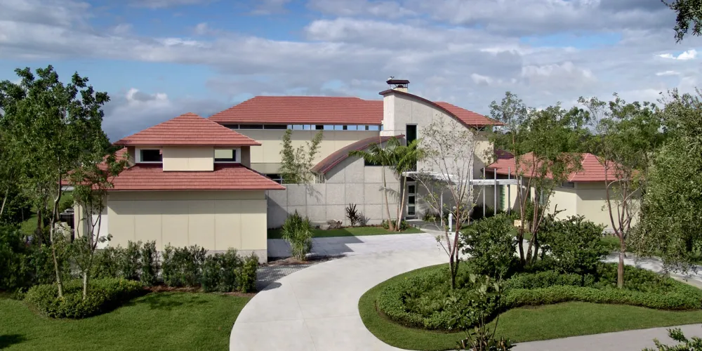 Hills House stands as a testament to architectural harmony with its environment, featuring a clever integration of style and structure with the natural landscape. The balanced use of materials and carefully curated greenery fosters a serene and inviting dwelling.
