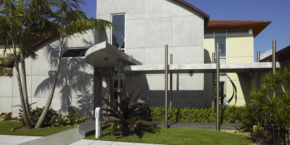  Featuring a mix of textured surfaces and lush plantings, the façade of the Hills House offers a contemporary look with a strong connection to the surrounding nature. Light, durable materials are used to enhance the architectural style and environmental harmony.
